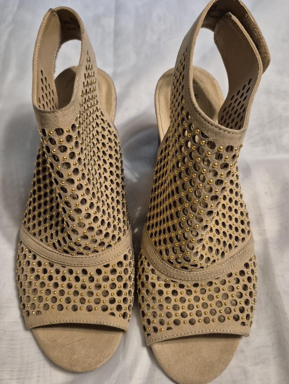 Kim Rogers Size 9.5 Beige Slingback Peep-Toe Heels with Gold Stud Accents